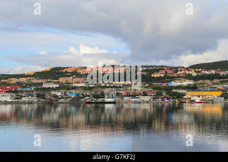 Blick auf die Stadt Tromsø mit dem Schiff am Hafen ankommen. Norwegen. Stockfoto