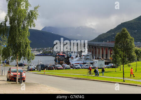 Ein Blick auf die Brücke in Tromsø, Norwegen. Sommer. Stockfoto