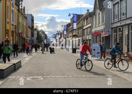 Menschen in einer verkehrsberuhigten Straße in der Stadt von Tromsø, Norwegen. Stockfoto