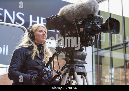Tromsø - 17. August 2014: Eine hübsche junge TV Kamerafrau filmt die Nachricht von Arctic Race of Norway Stockfoto