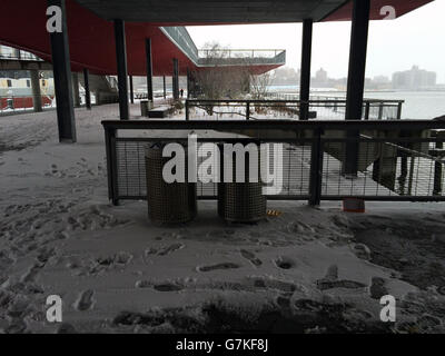 Am South Street Seaport.Obwohl er als lebensbedrohlich bezeichnet wurde, erwies sich der Beginn des Wintersturms Juno für die New Yorker als weniger gefährlich als am 26. Und 27. Januar 2015 erwartet. Am Dienstag wurde der Finanzdistrikt Manhattans mit einer dünnen Pulverschicht überzogen, die oben in der Fulton Street, am South Street Seaport und in der Nassau Street fotografiert wurde.etwa 28 Zoll Akkumulation wurden auf Long Island dokumentiert; etwa 8 Zoll im Central Park; Und 11 Zoll auf LaGuardia Flughafen, nach dem Wetter Channel.Massachusetts sah den Schnee häufen sich hoch, mit Teilen von Framingham aufstehen Stockfoto