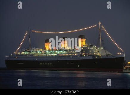 Die RMS Queen Mary, die Passagiere im Jahr 1936 als transatlantic Ozeandampfer begann ist nun dauerhaft als ein schwimmendes Hotel im Hafen von Long Beach in Süd-Kalifornien, USA angedockt. Das legendäre Schiff gemacht 1.000 Kreuzungen des Nordatlantiks, bevor er 1967 nach Long Beach zurückgezogen wurde. Heutige Gäste haben die Wahl der Luxus-Liner original 355 erstklassigen Kabinen und Suiten, sowie die Restaurants und Bars. Besucher bis zum Hafen in der Nacht erkennen leicht das Schiff durch ihre drei großen beleuchteten Schornsteine. Stockfoto