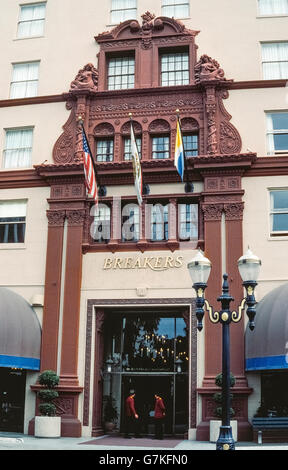 Die reich verzierten Eingang der 1926 führte Breakers Hotel einmal in eine 14-stöckigen Luxus Oceanfront Resort Unterkunft im Zentrum von Long Beach in Süd-Kalifornien, USA. Im Laufe der Jahre änderte verschiedene Besitzer des Gebäudes ihren Namen Hilton, die Wilton und das Breakers International Hotel, bevor es eine stationäre Pflege-Einrichtung für Senioren wurde und dann in private Wohnungen umgewandelt. Der obersten Etage dieses historische Wahrzeichen von Long Beach nach wie vor die Heimat der Sky Room, einem renommierten Restaurant mit Panoramablick auf die Stadt. Fotografiert in 1985 bei immer noch ein Hotel. Stockfoto