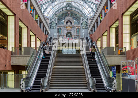 Treppen und Rolltreppen in berühmten renovierte Hauptbahnhof Antwerpen in Antwerpen, Belgien Stockfoto