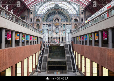 Treppen und Rolltreppen in berühmten renovierte Hauptbahnhof Antwerpen in Antwerpen, Belgien Stockfoto