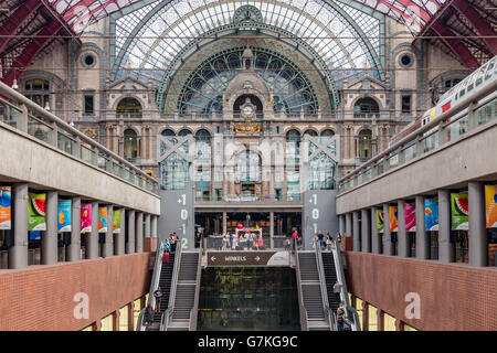 Treppen und Rolltreppen in berühmten renovierte Hauptbahnhof Antwerpen in Antwerpen, Belgien Stockfoto