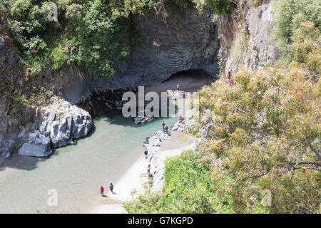 Luftaufnahme des Alcantara-Schlucht mit Touristen erkunden die Schlucht auf der Insel Sizilien, Italien Stockfoto