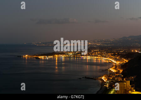 Luftaufnahme der Abend an der sizilianischen Küste in der Nähe von Taormina in Sizilien, Italien Stockfoto
