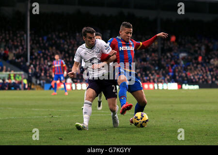 Fußball - Barclays Premier League - Crystal Palace gegen Everton - Selhurst Park. Dwight Gayle (rechts) von Crystal Palace und Seamus Coleman (links) von Everton kämpfen um den Ball. Stockfoto