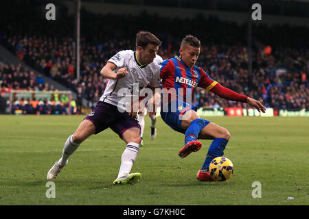 Fußball - Barclays Premier League - Crystal Palace gegen Everton - Selhurst Park. Dwight Gayle (rechts) von Crystal Palace und Seamus Coleman (links) von Everton kämpfen um den Ball. Stockfoto