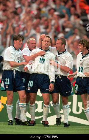 England feiert das Tor von Teddy Sheringham gegen die Niederlande Stockfoto