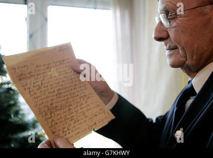 Ehemaliger Soldat, Ken McKernan, der von seinem Herzschmerz sprach, nachdem er einen Brief erhalten hatte, der sein Leben 60 Jahre zu spät hätte ändern können. Herr McKernan, 79, aus Liverpool, hätte die Briefe seiner Mutter erhalten sollen, als er während des Zweiten Weltkriegs bei den Royal Fusiliers diente. Aber sie tauten nie auf und landeten in den staubigen Archiven eines Museums in Holland. Stockfoto