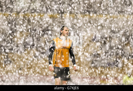 Fußball - FA Cup - Dritte Runde - Replay - Wolverhampton Wanderers gegen Fulham - Molineux. Richard Stearman von Wolverhampton Wanderers steht im schweren Schneesturm Stockfoto