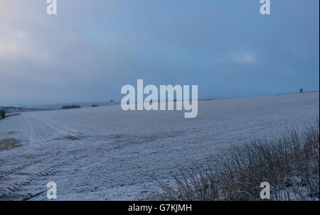 Ein allgemeiner Blick auf Schnee auf Feldern in der Nähe von Avebury, Wiltshire, da mehr Winterwetter über Großbritannien hereingefegt hat, was zu Störungen im Rush-Hour-Verkehr führt. Stockfoto