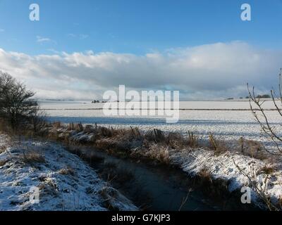 Ein allgemeiner Blick auf Schnee auf Feldern in der Nähe von Avebury, Wiltshire, da mehr Winterwetter über Großbritannien hereingefegt hat, was zu Störungen im Rush-Hour-Verkehr führt. Stockfoto