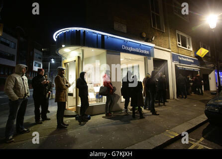 Menschen, die vor dem französischen Buchladen im Süden von Kensington, London, Schlange stehen und hoffen, eine Kopie des französischen satirischen Magazins Charlie Hebdo zu kaufen. Stockfoto