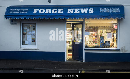 Forge News Zeitungskiosk in Charlton Kings, Cheltenham, wo der Ladenbesitzer ein Schild ins Fenster gelegt hat, das Kunden informiert, dass sie keine Kopien des Charlie Hebdo Magazins verkaufen oder lagern werden, im Gegensatz zu früheren Medienberichten. Stockfoto