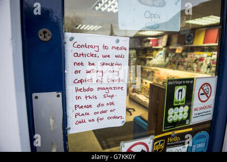 Forge News Zeitungskiosk in Charlton Kings, Cheltenham, wo der Ladenbesitzer ein Schild ins Fenster gelegt hat, das Kunden informiert, dass sie keine Kopien des Charlie Hebdo Magazins verkaufen oder lagern werden, im Gegensatz zu früheren Medienberichten. Stockfoto