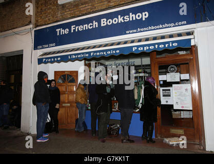 Menschen, die vor dem französischen Buchladen im Süden von Kensington, London, Schlange stehen und hoffen, eine Kopie des französischen satirischen Magazins Charlie Hebdo zu kaufen. Stockfoto