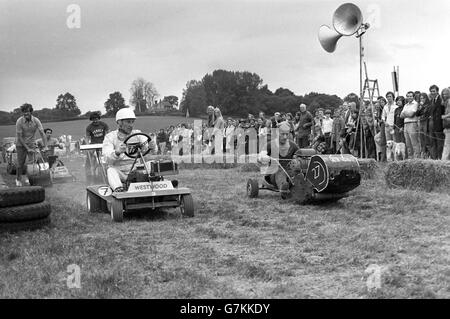 Action von Rasenmäher Racing, wo Konkurrenten Rennen einander auf modifizierten Rasenmäher. Stockfoto