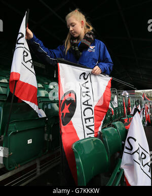 Vor dem Champions-Cup-Spiel im Allianz Park, London, werden Flaggen für Saracens-Anhänger ausgeheckt. DRÜCKEN SIE VERBANDSFOTO. Bilddatum: Samstag, 17. Januar 2015. Siehe PA Story RUGBYU Saracens. Bildnachweis sollte lauten: Nigel French/PA Wire. Stockfoto