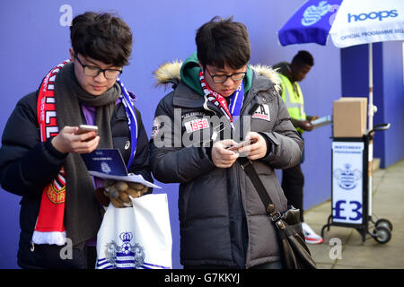 QPR-Fans vor dem Spiel der Barclays Premier League in der Loftus Road, London. DRÜCKEN SIE VERBANDSFOTO. Bilddatum: Samstag, 17. Januar 2015. Siehe PA Story FUSSBALL QPR. Bildnachweis sollte lauten: Adam Davy/PA Wire. Stockfoto