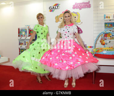 Streng genommen kommen die Tanzstars Kristina Rihanoff (rechts) und Aliona Vilani am Stand von galt Toys, um während der Pressevorschau zur Toy Fair 2015 im Olympia in London schillernde Tänzer und sensationelles Sequins-Set zu lancieren. Stockfoto