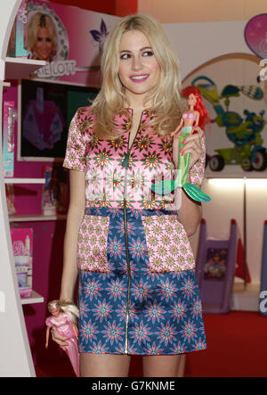 Pixie Lott bringt unter der Marke Steffi Love eine neue, kollaborative Fashion-Puppe auf den Markt: Steffi Love von Pixie Lott Magical Dreams, während der Presseinpremiere zur Toy Fair 2015 in Olympia in London. Stockfoto