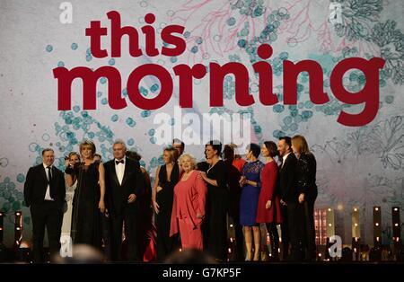 Die Besetzung und das Team von This Morning nehmen den Preis für das beste Tagesprogramm im Rahmen der National Television Awards 2015 in der O2 Arena, London, entgegen. Stockfoto