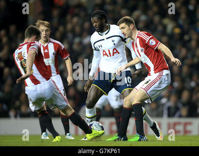 Emmanuel Adebayor von Tottenham Hotspur (Mitte) tritt während des Capital One Cup Halbfinales, First Leg in der White Hart Lane, London, gegen Michael Doyle von Sheffield United (links) und Chris Basham (rechts) an. Stockfoto