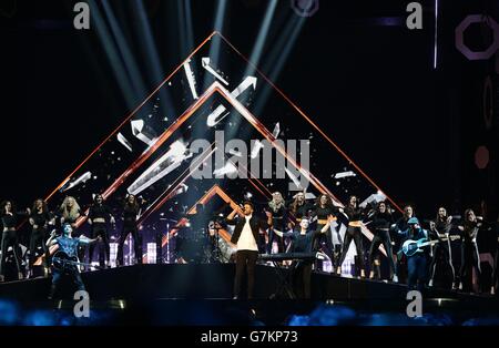 National Television Awards 2015 - Show - London. Ben Haenow spielt live auf der Bühne während der National Television Awards 2015 in der O2 Arena, London. Stockfoto