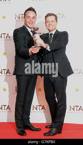 Anthony McPartlin (links) und Declan Donnelly (rechts) mit dem Best Entertainment Show Award bei den National Television Awards 2015 in der O2 Arena, London. Stockfoto