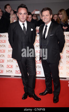 Anthony McPartlin (links) und Declan Donnelly (rechts) bei der Ankunft für die National Television Awards 2015 in der O2 Arena, London. Stockfoto