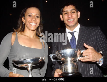 Die britische Athletin Kelly Holmes mit ihrer Sportlerin des Jahres und der Olympiasiegerin Amir Khan (rechts) mit seinem International Newcomer Award. Stockfoto