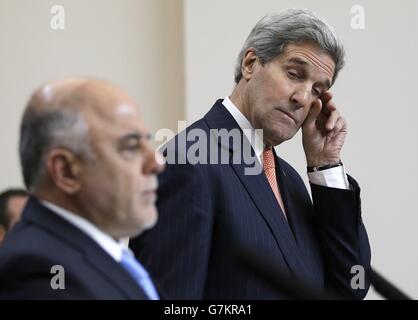 US-Außenminister John Kerry (rechts) hört während einer Pressekonferenz mit dem britischen Außenminister Philip Hammond (unseen) und dem irakischen Premierminister Haider al-Abadi im Außen- und Commonwealth-Büro in London zu. DRÜCKEN Sie VERBANDSFOTO. Bilddatum: Donnerstag, 22. Januar 2015. Siehe PA Geschichte POLITIK Irak. Bildnachweis sollte lauten: Stefan Wermuth/PA Wire Stockfoto