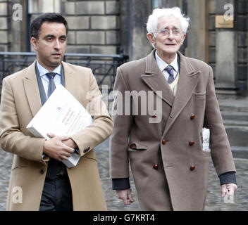 Rechtsanwalt Aamer Anwar und Dr. Jim Swire (rechts) kommen am High Court of Justiciary in Edinburgh an. Stockfoto