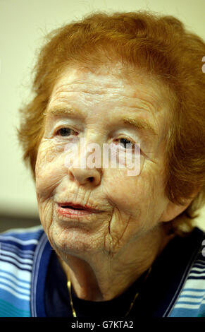 Eva Kugler, 84, geboren in der Nähe von Leipzig, erzählt in einem Opferzentrum im Norden Londons von ihren Erinnerungen an den jüdischen Holocaust. Stockfoto