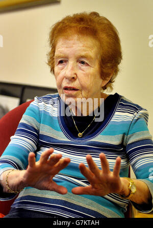 Eva Kugler, 84, geboren in der Nähe von Leipzig, erzählt in einem Opferzentrum im Norden Londons von ihren Erinnerungen an den jüdischen Holocaust. Stockfoto