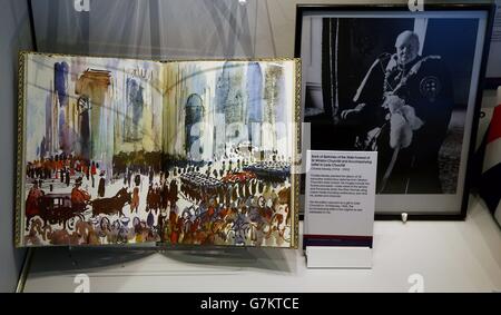 Ein Buch mit Skizzen der Beerdigung von Sir Winston Churchill von Charles Mozley während einer Vorschau auf die Ausstellung „Tod eines Helden“ im Haus der Familie Winston Churchills Chartwell. Stockfoto