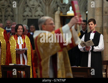 Die Rev Libby Lane (rechts) und die Dekanin von York Minster sehr Rev Vivienne Faull (links) während eines Gottesdienstes im York Minster, York, wo Frau Lane als achte Bishop of Stockport geweiht wird. Stockfoto