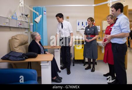 Der Arbeitsleiter Ed Miliband (zweiter links) und der Schattengesundheitsminister Andy Burnham (rechts) treffen während eines Besuchs im George Eliot Hospital in Nuneaton Mitarbeiter und Patienten in der Ambulatory Care Unit und der Akutmedizinischen Unit. Stockfoto