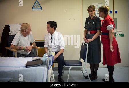 Arbeitsleiter Ed Miliband (zweiter links) trifft Gordon Lole in der Akutmedizinischen Abteilung bei einem Besuch im George Eliot Hospital in Nuneaton heute, wo er und der Schatten-Gesundheitssekretär Andy Burnham Mitarbeiter trafen und mit Patienten sprachen. Stockfoto