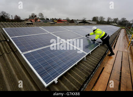 Leo Smith, Project Manager bei Southern Solar, führt die letzten Prüfungen von 69 Solarmodulen durch, die auf einem Kuhstall in der Nähe von Balcombe in West Sussex installiert wurden. Die Fertigstellung des ersten Solarpaneelprojekts im Gemeindebesitz ist Teil eines langfristigen Plans, um genügend Strom zu erzeugen, um den gesamten Stromverbrauch des Dorfes zu decken. Stockfoto