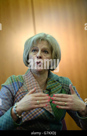 Innenministerin Theresa May während ihrer Rede vor der Internationalen Polizei- und Verbrechenkonferenz im Zentrum von London, wo sie sagte, dass Opfer in der Lage sein könnten, nicht-Notfallverbrechen online zu melden, um die Meldung von Straftaten zu erleichtern. Stockfoto