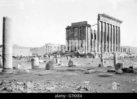 Palmyra, Syrien. Der große Hof, umschließt-Wand und Kolonnaden in den Tempel des Baal (Tempel des Bel), c.1920-1933. Stockfoto