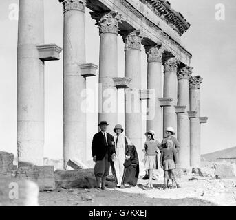 Palmyra, Syrien. Besucher stehen vor der großen Kolonnade c.1920-1933. Stockfoto