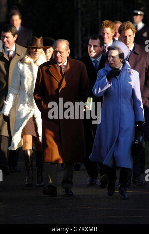 Mitglieder der königlichen Familie verlassen die St. Mary Magdalene Kirche auf dem Sandringham Anwesen nach dem Besuch des traditionellen Weihnachtsgottesdienstes. Stockfoto