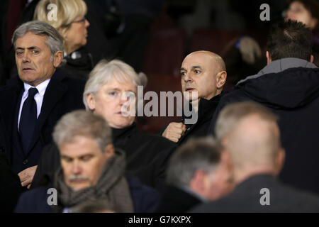 Tottenham Hotspur-Vorsitzender Daniel Levy (Mitte rechts) in den Tribünen während des Capital One Cup Halbfinales, Second Leg in der Bramall Lane, Sheffield. DRÜCKEN Sie VERBANDSFOTO. Bilddatum: Mittwoch, 28. Januar 2015. Siehe PA Geschichte FUSSBALL Sheff Utd. Bildnachweis sollte lauten: Mike Egerton/PA Wire. Keine Verwendung mit inoffiziellen Audio-, Video-, Daten-, Spiele- oder Club/Liga Stockfoto