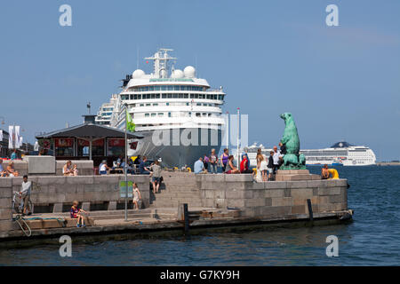 Die Besetzung Bronze Skulptur "Eisbär mit jungen" am Langelinie Pier. Im Hintergrund das Ankern Kreuzfahrtschiff Seabourn Quest Stockfoto