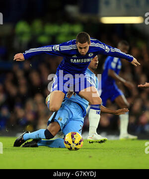 Chelsea's Eden Hazard im Einsatz mit Manchester Citys Luis Fernandinho (links) während des Spiels der Barclays Premier League in Stamford Bridge, London. DRÜCKEN Sie VERBANDSFOTO. Bilddatum: Samstag, 31. Januar 2015. Siehe PA Geschichte FUSSBALL Chelsea. Bildnachweis sollte lauten: Mike Egerton/PA Wire. Stockfoto